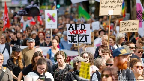 تظاهرات ۲۰ ألف شخص ضد AfD في دوسلدورف؛ لا للكراهية!