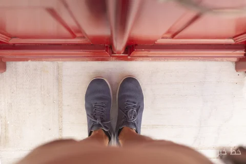 Gefahren des Betretens des Hauses mit Schuhen und die daraus resultierenden Verunreinigungen