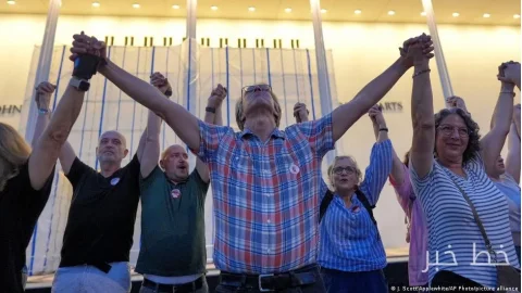 آلاف الأشخاص يتظاهرون احتجاجًا على احتمال هدم مركز كينيدي في واشنطن
