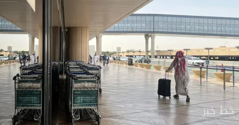 حضور دود سیاه و تأخیر پروازها في مطار الرياض بعد تحذير الهجوم الجوي