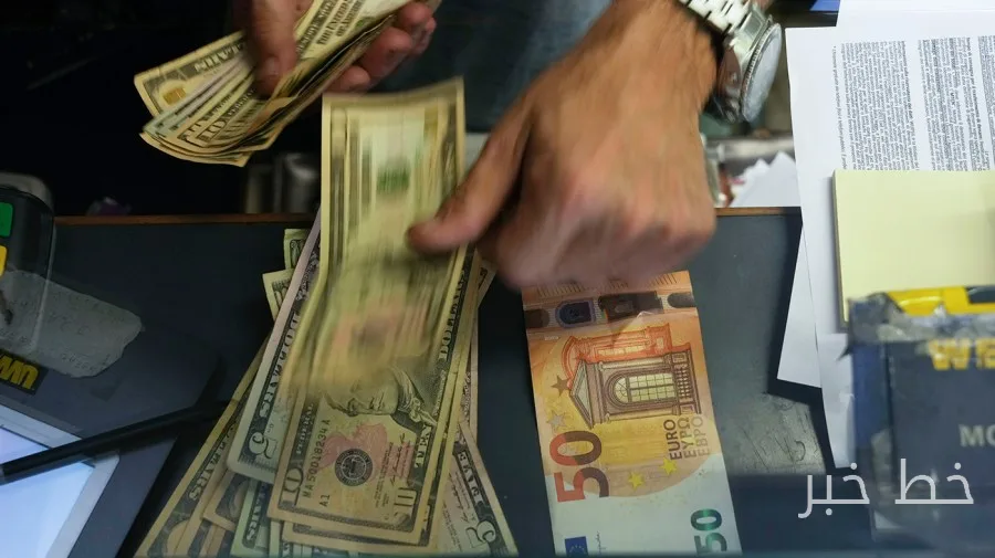 کاهش ارزش یورو به پایینترین سطح ۱۷ ماهه و تقویت دلار