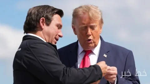 Ron DeSantis schenkte Trump eine goldene Münze mit umstrittenem Bild