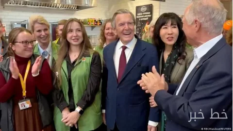 Gerhard Schröder visited a branch of the Hyperglobus supermarket chain in Moscow