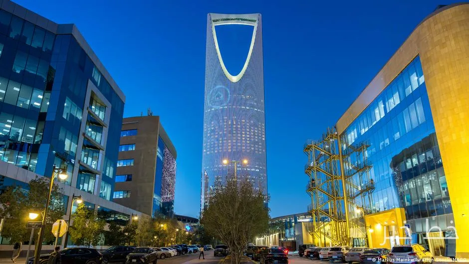 السعودية ترسل موظفي برج المملكة إلى منازلهم